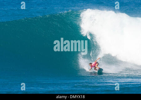 25. November 2006; Oahu, HI, Vereinigte Staaten; Ehemalige ASP World Champion und aktuelle Triple Crown Bewertungen Führer SOFIA MULANOVICH aus Peru gewann ihre Öffnung Runde Wärme des Roxy Pro am Sunset Beach, Hawaii. Mulanovich schlagen Claire Bevilacqua aus Australien und Jacqueline Silva Brasilien, um das Viertelfinale zu gelangen. Das Roxy Pro ist die zweite letzte Veranstaltung auf der Frauen 2006 WCT und verfügt über Top 1 Stockfoto