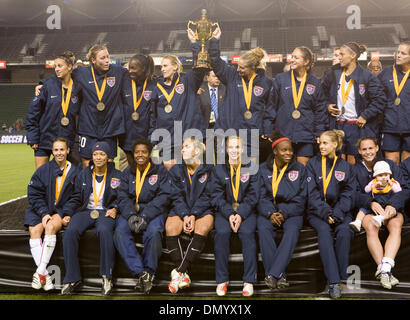 26. November 2006; Carson, Kalifornien, USA; Team USA feiert mit ihrer Trophäe nach dem Sieg über Kanada 2: 1 in ihre CONCACAF Frauen Gold Cup Meisterschaft Fußball Europameisterschaft im Home Depot Center. Obligatorische Credit: Foto von Armando Arorizo/ZUMA Press. (©) Copyright 2006 von Armando Arorizo Stockfoto