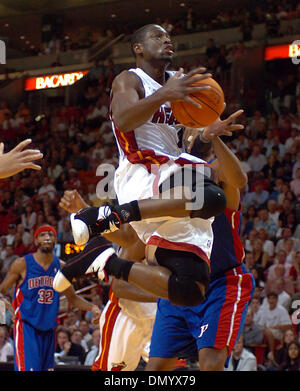 30. November 2006; Miami, FL, USA; Miami Heat-Guard, Dwyane Wade (3) von Detroit Pistons verschmutzt ist, forward Rasheed Wallace (36) im dritten Quartal im Bereich American Airlines Donnerstag, Nov. 30. 2006 in Miami.Pistons gewann 87-85. Obligatorische Credit: Foto von Steve Mitchell/Palm Beach Post/ZUMA Press. (©) Copyright 2006 von Palm Beach Post Stockfoto