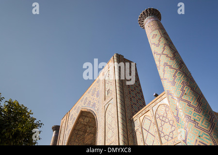 Ulugh Beg Medresen, auch bekannt als Ulugbek Madrasah, Registan Quadrat, Samarkand, Usbekistan Stockfoto