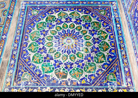 Dekorative Wand auf Ulugh Beg Medresen, auch bekannt als Ulugbek Madrasah, Registan Quadrat, Samarkand, Usbekistan Stockfoto