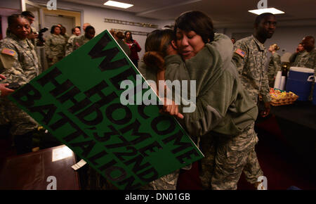 Washington, District Of Columbia, Vereinigte Staaten, USA. 17. Dezember 2013. Soldaten der D.C. Army National Guard 372nd Millitary Police Battalion feiern ihre Rückkehr in die Heimat für den Urlaub an der DC-Armory während einer Heimkehr Zeremonie für fast 50 Soldaten aus D.C.S Army National Guard 372nd Military Police Battalion. Die Soldaten wurden aus einer 10-Monats-Bereitstellung in Guantanamo Bay, Kuba, Operation Enduring Freedom zurück. Bildnachweis: Miguel Juarez Lugo/ZUMAPRESS.com/Alamy Live-Nachrichten Stockfoto