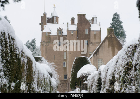 Royal Deeside Burg Crathes Garten im Schnee Stockfoto