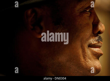 Boxer "Smokin ' Joe Frazier starb nach einem Kampf mit Leberkrebs. Joseph William "Joe" Frazier (12. Januar 1944 - 7. November 2011) einen ehemaligen Olympiasieger und unbestritten Welt Boxweltmeister im Schwergewicht, deren berufliche Laufbahn von 1965 bis 1976, mit einem kurzen Comeback im Jahr 1981 dauerte. Frazier besiegte Ali auf Punkte in der mit Spannung erwartete "Kampf des Jahrhunderts". Die internationale Bo Stockfoto