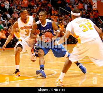 Tennessees Bobby Maze, links und Teamkollege Scotty Hopson bewacht Kentuckys Jodie Miiks wie der University of Kentucky der University of Tennessee in Knoxville, TN, Thompson-Boling Arena Dienstag, 13. Januar 2009 gespielt. Dies ist zweite Hälfte Aktion. UK gewann 90-72. Foto von Charles Bertram | Personal (Kredit-Bild: © Lexington Herald-Leader/ZUMA Press) Stockfoto