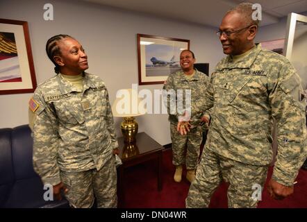 Washington, District Of Columbia, Vereinigte Staaten, USA. 17. Dezember 2013. ERROL R. SCHWARTZ, Kommandierender General, Joint Force Headquarters, District of Columbia Nationalgarde, begrüßt Sgt. SHARLEY PATTERSON und Sgt.CHARNICE Gewässer eintreffen, die DC-Waffenkammer für eine Heimkehr Zeremonie für fast 50 Soldaten aus D.C.S Army National Guard 372nd Military Police Battalion. Beide Soldaten wurden aus einer 10-Monats-Bereitstellung in Guantanamo Bay, Kuba, Operation Enduring Freedom zurück. Bildnachweis: Miguel Juarez Lugo/ZUMAPRESS.com/Alamy Live-Nachrichten Stockfoto