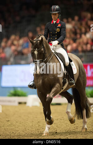 London, UK. 17. Dezember 2013.  British Olympic und europäischen Champion Charlotte Dujardin set eine neue Welt-Rekord-Partitur für Freestyle-Dressur mit ihrem Pferd Valegro, das Paar erzielte 93.975 % im Reem Acra FEI World Cup auf der London International Horse Show.  Der London International Horse Show findet zwischen 16.-21. Dezember bei Olympia.  Bildnachweis: Stephen Bartholomäus/Alamy Live-Nachrichten Stockfoto