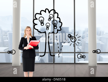 Zusammengesetztes Bild der Geschäftsfrau lächelnd und hält Ordner Stockfoto