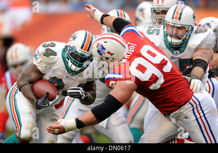 6. Dezember 2009 - Miami, Florida, USA - Miami---finsrd06s---Miami Dolphins die New England Patriots im Land Shark Stadium zu hosten.  Miamis Ricky Williams läuft der Ball tief in Patriot Territorium als defensive Lineman Mike Wright für die Verteidigung kommt.    Robert Duyos, Sun Sentinel (Kredit-Bild: © Sun-Sentinel/ZUMApress.com) Stockfoto