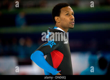 13. Februar 2010 - Vancouver, British Columbia, Kanada - Olympiade MENS 5000 M EISSCHNELLLAUF - USA Shani Davis sieht enttäuscht nach Fertigstellung 12. Herren 5000 Meter bei XXI Olympischen an das Richmond Oval am 13. Februar 2010 in Vancouver, Britisch-Kolumbien. (Kredit-Bild: © Paul Kitagaki Jr./ZUMApress.com) Stockfoto