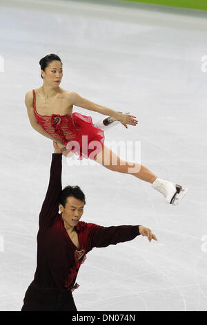 15. Februar 2010 - konkurrieren Vancouver, British Columbia, Kanada - Eiskunstlauf Paare Kür - Olympiasieger SHEN XUE und ZHAO HONGBO bei Eiskunstlauf-Paare bei Olympischen Spielen in Vancouver 2010 Winter. Das China Team gewann das GOLD. (Kredit-Bild: © PhotoXpress/ZUMA Press) Stockfoto