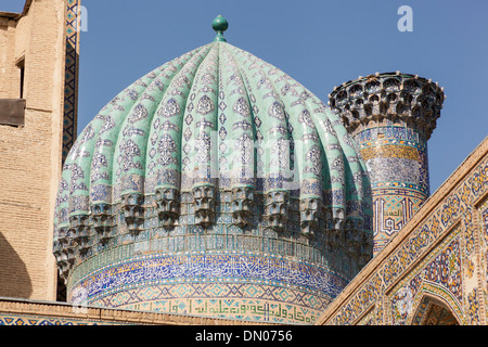 Eine Kuppel aus Sher Dor Madrasah, auch bekannt als Shir Dor Madrasah Registan Quadrat, Samarkand, Usbekistan Stockfoto