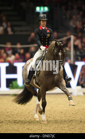 London, UK. 17. Dezember 2013.  British Olympic und europäischen Champion Charlotte Dujardin set eine neue Welt-Rekord-Partitur für Freestyle-Dressur mit ihrem Pferd Valegro, das Paar erzielte 93.975 % im Reem Acra FEI World Cup auf der London International Horse Show.  Der London International Horse Show findet zwischen 16.-21. Dezember bei Olympia.  Bildnachweis: Stephen Bartholomäus/Alamy Live-Nachrichten Stockfoto