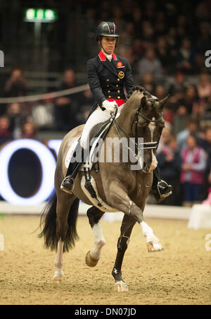 London, UK. 17. Dezember 2013.  British Olympic und europäischen Champion Charlotte Dujardin set eine neue Welt-Rekord-Partitur für Freestyle-Dressur mit ihrem Pferd Valegro, das Paar erzielte 93.975 % im Reem Acra FEI World Cup auf der London International Horse Show.  Der London International Horse Show findet zwischen 16.-21. Dezember bei Olympia.  Bildnachweis: Stephen Bartholomäus/Alamy Live-Nachrichten Stockfoto