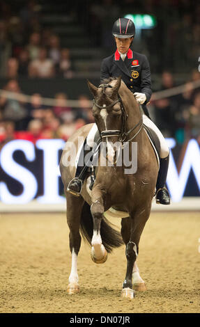 London, UK. 17. Dezember 2013.  British Olympic und europäischen Champion Charlotte Dujardin set eine neue Welt-Rekord-Partitur für Freestyle-Dressur mit ihrem Pferd Valegro, das Paar erzielte 93.975 % im Reem Acra FEI World Cup auf der London International Horse Show.  Der London International Horse Show findet zwischen 16.-21. Dezember bei Olympia.  Bildnachweis: Stephen Bartholomäus/Alamy Live-Nachrichten Stockfoto