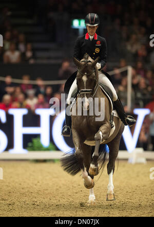 London, UK. 17. Dezember 2013.  British Olympic und europäischen Champion Charlotte Dujardin set eine neue Welt-Rekord-Partitur für Freestyle-Dressur mit ihrem Pferd Valegro, das Paar erzielte 93.975 % im Reem Acra FEI World Cup auf der London International Horse Show.  Der London International Horse Show findet zwischen 16.-21. Dezember bei Olympia.  Bildnachweis: Stephen Bartholomäus/Alamy Live-Nachrichten Stockfoto