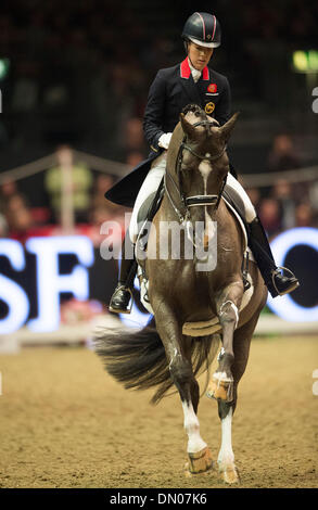 London, UK. 17. Dezember 2013.  British Olympic und europäischen Champion Charlotte Dujardin set eine neue Welt-Rekord-Partitur für Freestyle-Dressur mit ihrem Pferd Valegro, das Paar erzielte 93.975 % im Reem Acra FEI World Cup auf der London International Horse Show.  Der London International Horse Show findet zwischen 16.-21. Dezember bei Olympia.  Bildnachweis: Stephen Bartholomäus/Alamy Live-Nachrichten Stockfoto