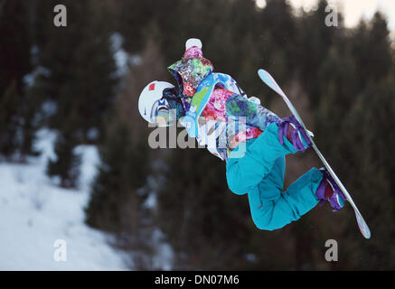 Trentino, Italien. 17. Dezember 2013. Li Shuang China tritt während der Frauen Halfpipe-Wettbewerb der Snowboard bei der 26. Winter-Universiade in Trentino, Italien, 17. Dezember 2013. Li Shuang beansprucht den Titel der Veranstaltung. Bildnachweis: Bai Xuefei/Xinhua/Alamy Live-Nachrichten Stockfoto