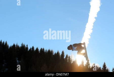 Trentino, Italien. 17. Dezember 2013. Woo Jae-Won von Südkorea konkurriert, während die Männer Halfpipe-Wettbewerb der Snowboard bei der 26. Winter-Universiade in Trentino, Italien, 17. Dezember 2013. Bildnachweis: Bai Xuefei/Xinhua/Alamy Live-Nachrichten Stockfoto