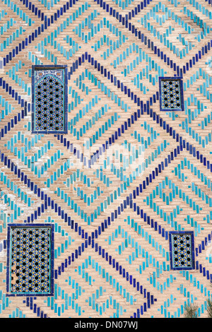 Dekorative Wand von Ulugh Beg Medresen, auch bekannt als Ulugbek Madrasah, Registan Quadrat, Samarkand, Usbekistan Stockfoto