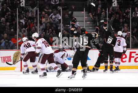 29. November 2009 - Anaheim, Kalifornien, USA - NHL HOCKEY - RYAN GETZLAF, COREY PERRY, BOBBY RYAN, ILYA BRYZGALOV - The Phoenix Coyotes schlagen die Anaheim Ducks, 01:57 in Überstunden im Honda Center, Anaheim. (Kredit-Bild: © Scott Mitchell/ZUMA Press) Stockfoto