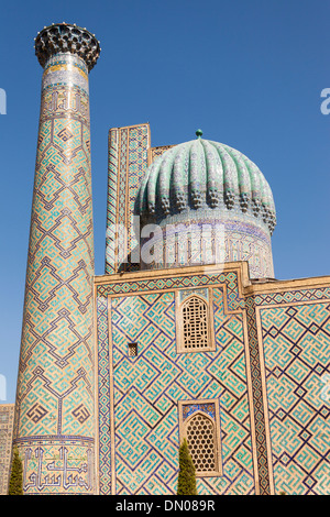 Ein Minarett und Kuppel der Sher Dor Madrasah, auch bekannt als Shir Dor Madrasah Registan Quadrat, Samarkand, Usbekistan Stockfoto