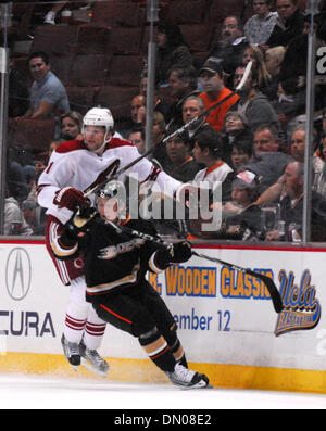 29. November 2009 - schlagen Anaheim, Kalifornien, USA - NHL HOCKEY - The Phoenix Coyotes die Anaheim Ducks, 3: 2 in der Overtime im Honda Center, Anaheim. (Kredit-Bild: © Scott Mitchell/ZUMA Press) Stockfoto