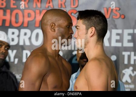 1. Dezember 2009 kämpfen - Philadelphia, Pennsylvania, USA - BERNARD HOPKINS (links) und ENRIQUE ORNELAS auf die Waage im Liacouras Center, der Website von der 2. Dezember 2009.  Hopkins-wog-in bei 175 Pfund und Ornelas war 173,5 Pfund. (Kredit-Bild: © Jay Gorodetzer/ZUMA Press) Stockfoto