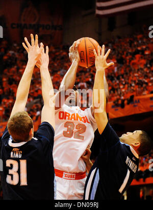 27. Februar 2010: Syrakus vorwärts Kris Joseph (32) gilt für zwei Punkte während des Spielens Villanova. Syrakus besiegt Villanova 95-77 in einem Spiel der Big East Conference, im Carrier Dome in Syracuse, New York. (Kredit-Bild: © Alan Schwartz/Cal Sport Media/ZUMApress.com) Stockfoto