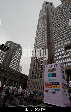 28. Februar 2010 vorbereiten - Tokyo, Japan - Läufer für das Rennen am Startpunkt des 2010 Tokio Marathon. Trotz Kälte und Regen teilgenommen mehr als 30.000 Sportler an der Veranstaltung. (Kredit-Bild: © Christopher Jue/ZUMA Press) Stockfoto