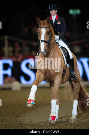 London, UK. 17. Dezember 2013.  Laura Tomlinson (geb. Polospieler) zieht ihr Dressurpferd Mistral Hojris [Alf] auf der London International Horse Show.  Die Partnerschaft waren Teil des Teams, die Dressur Team Gold und Dressur individuelle Bronze bei Olympischen Spielen 2012 gewonnen.  Der London International Horse Show findet zwischen 16.-21. Credit: Stephen Bartholomäus/Alamy Live News Stockfoto