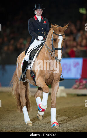 London, UK. 17. Dezember 2013.  Laura Tomlinson (geb. Polospieler) zieht ihr Dressurpferd Mistral Hojris [Alf] auf der London International Horse Show.  Die Partnerschaft waren Teil des Teams, die Dressur Team Gold und Dressur individuelle Bronze bei Olympischen Spielen 2012 gewonnen.  Der London International Horse Show findet zwischen 16.-21. Credit: Stephen Bartholomäus/Alamy Live News Stockfoto