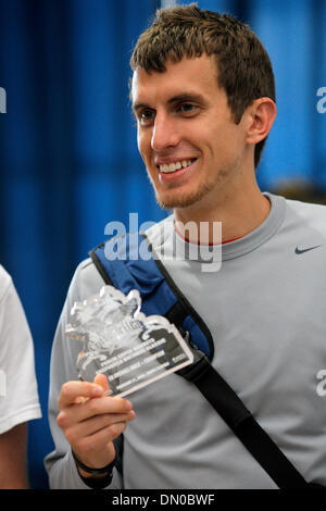 27. Februar 2010 - Tampa, Florida, USA - TP 318874 FOUN RUNNING 17.EDMUND D. Brunnen | Zeiten. (27.02.2010 Tampa) Ben Martucci, der Brooksville, akzeptiert die 5 k männlichen Gesamtsieger Auszeichnung nach zuerst in den 5 k Gasparilla Abstand Klassiker am 27. Februar 2010 in Tampa.  [EDMUND D. Brunnen, mal] (Kredit-Bild: © St. Petersburg Times/ZUMApress.com) Stockfoto
