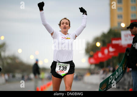 27. Februar 2010 - Tampa, Florida, USA - TP 318874 FOUN RUNNING 18.EDMUND D. Brunnen | Zeiten. (27.02.2010 Tampa) Brianna Whaley überquert die Ziellinie um Gasparilla Abstand Classic Damen 15 k in Tampa am 27. Februar 2010 zu gewinnen.   [EDMUND D. Brunnen, mal] (Kredit-Bild: © St. Petersburg Times/ZUMApress.com) Stockfoto