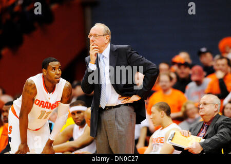 27. Februar 2010: Syrakus Head Coach Jim Boeheim und Syrakus Scoop Jardine (11) bewachen diskutieren Strategie während des Spiels Villanova. Syrakus besiegt Villanova 95-77 in einem Spiel der Big East Conference, im Carrier Dome in Syracuse, New York. (Kredit-Bild: © Alan Schwartz/Cal Sport Media/ZUMApress.com) Stockfoto