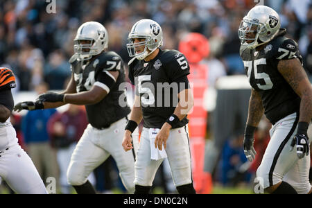 22. November 2009 eingereicht - Oakland, CA, USA - Oakland Raiders Quarterback sieht Bruce Gradkowski unten in der ersten Hälfte gegen die Cincinnati Bengals im Oakland Coliseum übergeben. (Kredit-Bild: © Paul Kitagaki Jr./Sacramento Bee/ZUMApress.com) Einschränkungen: * USA Tabloid Rechte heraus * Stockfoto