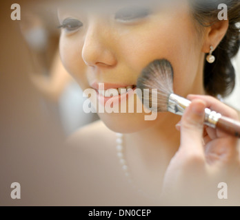 Schöne asiatische Braut Hochzeit Schminken, offenherziger Foto. Stockfoto