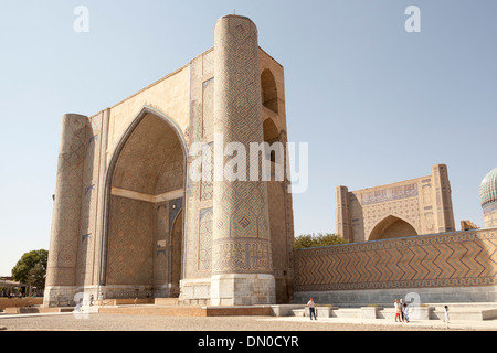 Bibi-Khanym Moschee, auch bekannt als Bibi Khanum Moschee, Eingang im Vordergrund, Samarkand, Usbekistan Stockfoto
