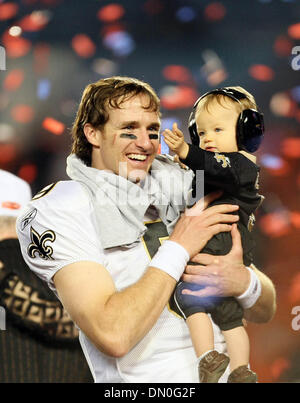 7. Februar 2010 - Miami Gardens, Florida, USA - Drew Brees mit Sohn Baylen am Ende des Super Bowl XLIV. (Kredit-Bild: © Palm Beach-Post/ZUMApress.com) Stockfoto