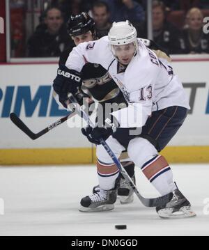 10. Februar 2010 zentrieren - Anaheim, Kalifornien, USA - Anaheim Ducks Kyle Chipchura, links, Kämpfe um den Puck gegen die Edmonton Oilers Center Andrew Cogliano in der ersten Phase eines NHL Eishockey-Spiel im Honda Center.  (Kredit-Bild: © Mark Samala/ZUMA Press) Stockfoto