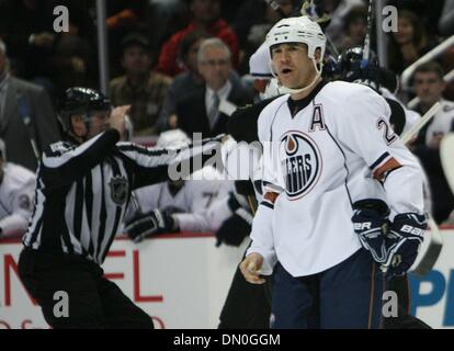 10. Februar 2010 - überblickt einen Elfmeter Anruf während der dritten Periode eines NHL Eishockey-Spiel gegen die Anaheim Ducks im Honda Center Anaheim, Kalifornien, USA - Edmonton Oilers Verteidiger Steve Staios, Recht, unter Schock.  (Kredit-Bild: © Mark Samala/ZUMA Press) Stockfoto