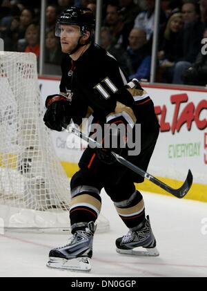 10. Februar 2010 - Anaheim, Kalifornien, USA - Anaheim Ducks Zentrum Saku Koivu Finnlands während der dritten Periode eines NHL Eishockey-Spiel gegen die Edmonton Oilers im Honda Center abgebildet ist.  (Kredit-Bild: © Mark Samala/ZUMA Press) Stockfoto