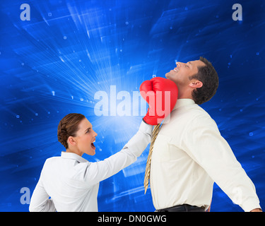 Zusammengesetztes Bild der Geschäftsfrau schlagen einen Geschäftsmann mit Boxhandschuhen Stockfoto