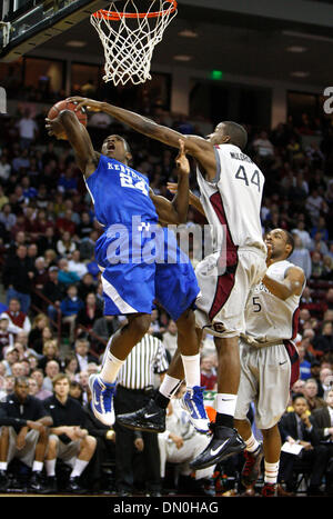 26. Januar 2010 - Columbia, Kentucky, USA - ERIC BLEDSOE hatte seinen Schuss von SC SAM MULDROW blockiert, wie der University of Kentucky der University of South Carolina in Columbia, SC, koloniale Leben Arena Dienstag, 26. Januar 2010 gespielt. Dies ist zunächst eine halbe Aktion. (Kredit-Bild: © Charles Bertram/Lexington Herald-Leader/ZUMA Press) Einschränkungen: * USA Boulevardpresse Rechte heraus * Stockfoto