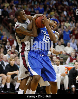 26. Januar 2010 kämpfte - Columbia, Kentucky, USA - UK DEMARCUS COUSINS des SC SAM MULDROW für einen Rebound, wie der University of Kentucky der University of South Carolina in Columbia, SC, koloniale Leben Arena Dienstag, 26. Januar 2010 spielte. Dies ist zunächst eine halbe Aktion. (Kredit-Bild: © Charles Bertram/Lexington Herald-Leader/ZUMA Press) Einschränkungen: * USA Boulevardpresse Rechte heraus * Stockfoto