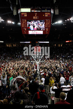 26. Januar 2010 - Columbia, Kentucky, USA - Fans stürmten das Gericht nach der University of Kentucky wurden von der University of South Carolina in Colonial Life Arena in Columbia, SC, Dienstag, 26. Januar 2010 besiegt. Dies ist zweite Hälfte Aktion. SC gewann 68-62. (Kredit-Bild: © Charles Bertram/Lexington Herald-Leader/ZUMA Press) Einschränkungen: * USA Boulevardpresse Rechte heraus * Stockfoto