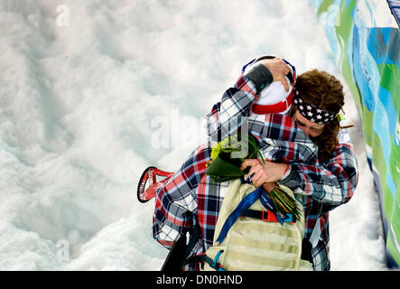 17. Februar 2010 - umarmt Vancouver, British Columbia, Kanada - Olympia Herren Snowboard Halfpipe - USA SHAUN WHITE einen Freund nach dem Gewinn einer Goldmedaille bei der Herren Snowboard Halfpipe bei den Olympischen 2010. White gewann seine zweite Goldmedaille in der Snowboard-Halfpipe. (Kredit-Bild: © Paul Kitagaki Jr./ZUMApress.com) Stockfoto