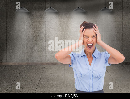 Zusammengesetztes Bild von gestressten Businessswoman mit der Hand auf dem Kopf Stockfoto