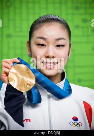 26. Februar 2010 - Vancouver, British Columbia, Kanada - KIM YU-NA von Südkorea mit ihrem Gold-Medaille im Main Press Center nach dem Gewinn ihrer Medaille für Eiskunstlauf bei den Olympischen Winterspielen 2010 in Vancouver. (Kredit-Bild: © Patrick T Fallon/ZUMApress.com) Stockfoto