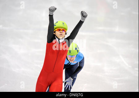 26. Februar 2010 - Vancouver, British Columbia, Kanada - China MENG WANG behauptet die Goldmedaille gegen USAs KATHERINE REUTTER während der Frauen Shorttrack 1000 m Eisschnelllauf Finale bei den Olympischen Winterspielen 2010 in Vancouver, Kanada. (Kredit-Bild: © Jed Conklin/ZUMApress.com) Stockfoto